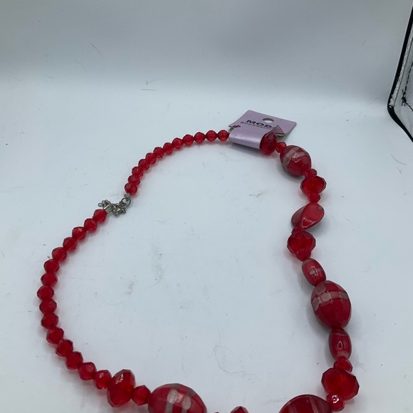 “MODA JEWELRY” Red Bead with Faux Stones Necklace. - Picture 4 of 8